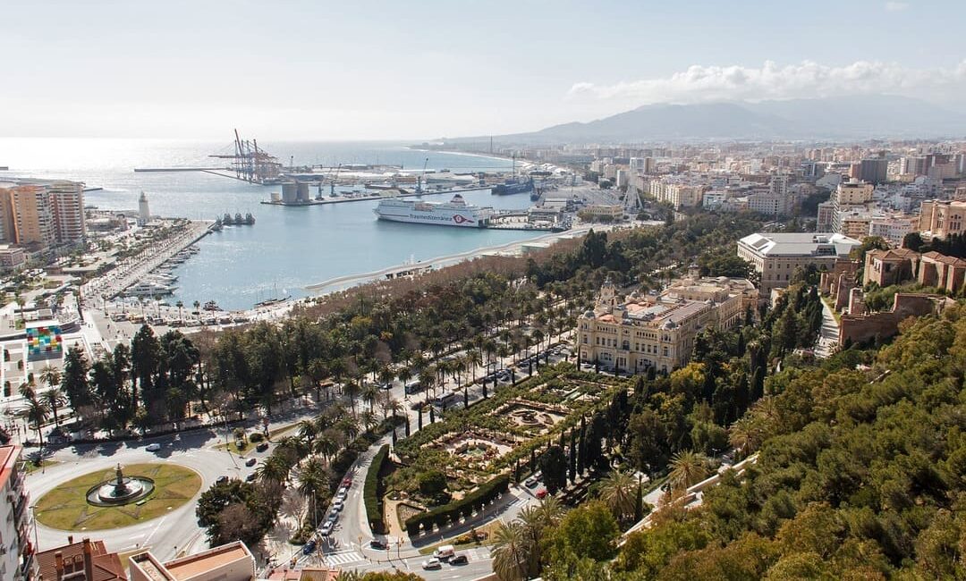 La Pasarela-Mirador de la Alcazaba es una experiencia imprescindible para quienes visitan Málaga.